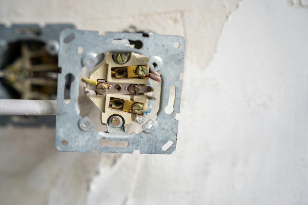 nterputzsteckdose mit angeschlossenen Kabeln während der Elektroinstallation