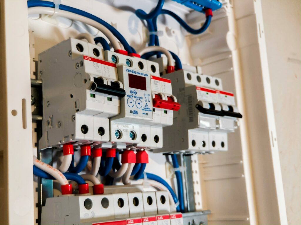 Elektrischer Sicherungskasten offen mit Leitungsschutzschaltern und Verkabelung – moderne Elektroinstallation